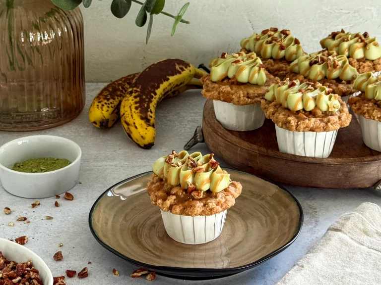 Muffinki bananowe z kremem matcha