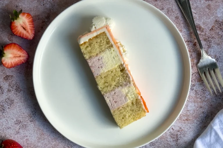 Tort Piña Colada z truskawkami