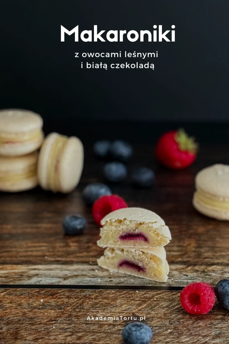 Makaroniki z owocami leśnymi i białą czekoladą